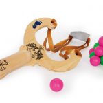 Drevená hračka - prak s guličkami