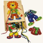 Motorická hra levíček Leo prvé šitie Bino